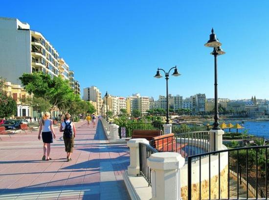 Modern Apartment Steps To St George'S Bay Saint Julian's Екстериор снимка