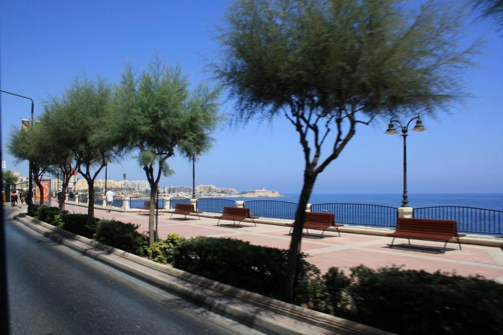 Modern Apartment Steps To St George'S Bay Saint Julian's Екстериор снимка