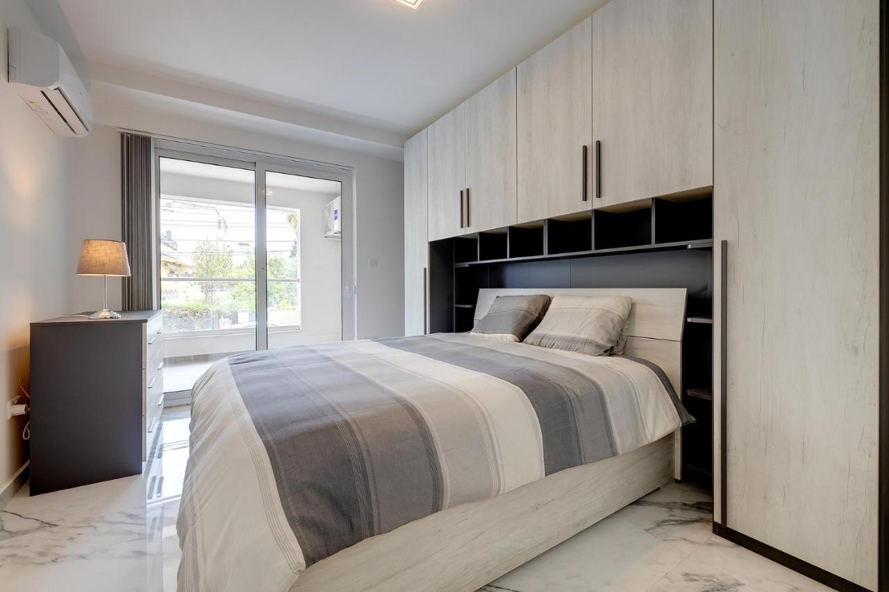 Modern Apartment Steps To St George'S Bay Saint Julian's Екстериор снимка